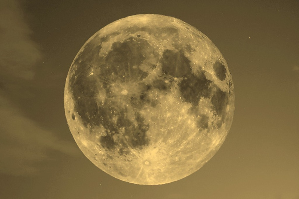 Lua cheia sobre céu azul sépia
 - Foto, Imagem