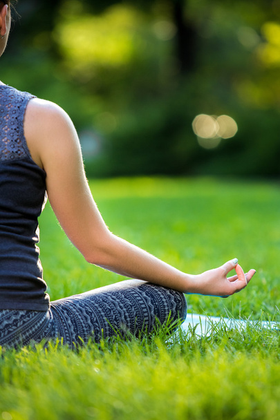 Giovane donna che fa esercizi di yoga nel parco della città estiva
. - Foto, immagini