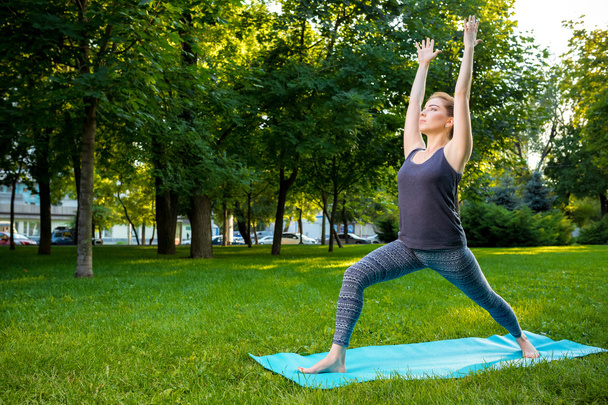Genç kadının yaz Şehir Parkı yoga egzersizleri yapması. - Fotoğraf, Görsel