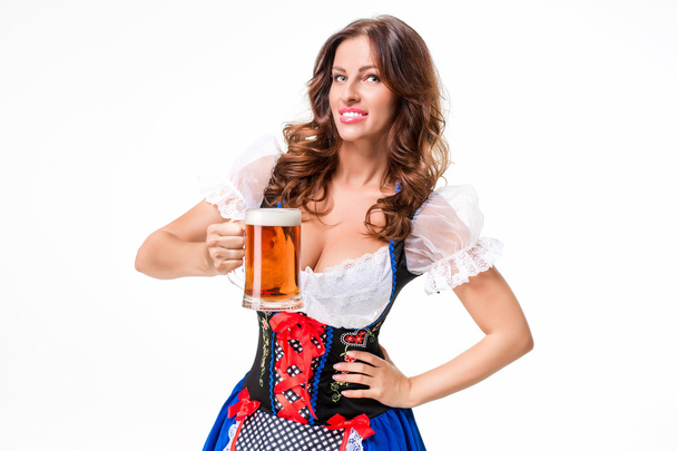 Όμορφη νεαρή μελαχρινή κοπέλα του oktoberfest μπύρα stein - Φωτογραφία, εικόνα
