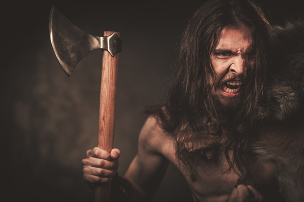 Enojado vikingo con hacha en una ropa guerrera tradicional
 - Foto, Imagen