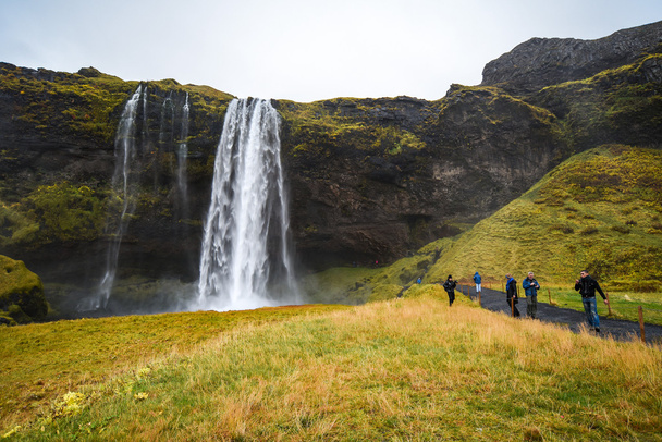Seljalandsfoss, famosa cachoeira na Islândia
 - Foto, Imagem