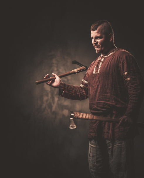Súlyos viking tengelyekkel, tradicionális harcos ruhák - Fotó, kép