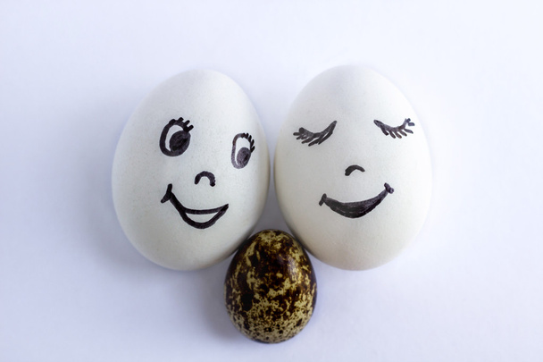 Huevos divertidos imitando a una familia feliz con bebé
 - Foto, Imagen