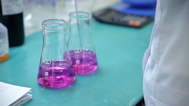 Chemische analyse van een roze vloeistof - Video