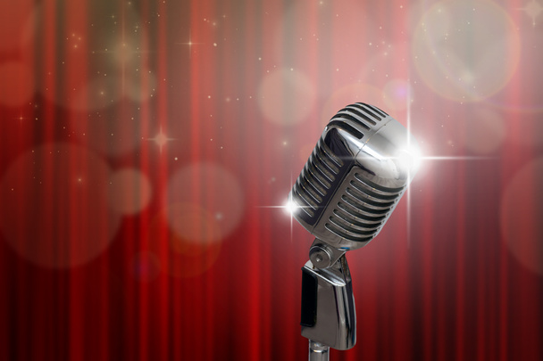 Retro-Mikrofon über rotem Vorhang  - Foto, Bild
