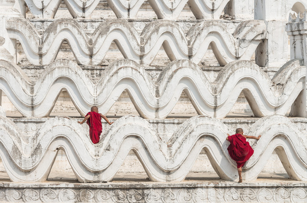 Monges em Mya Thein Tan Pagoda
  - Foto, Imagem