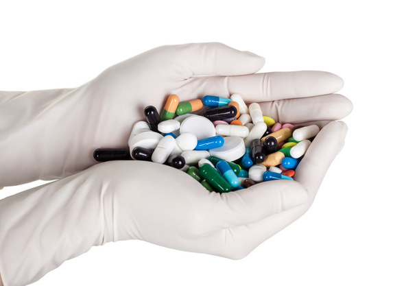 sokszínű tabletták kezében - Fotó, kép