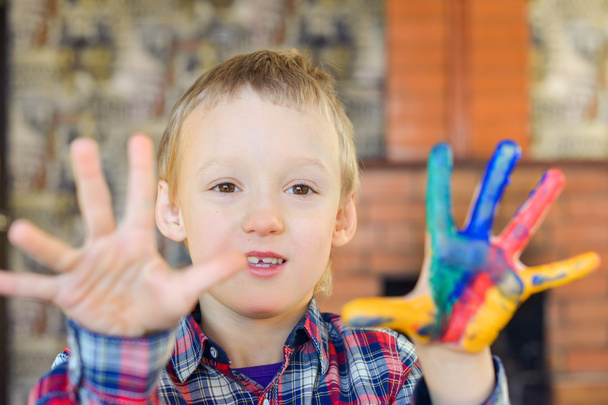 Ευτυχισμένο παιδί με δάχτυλα χρώμα - Φωτογραφία, εικόνα