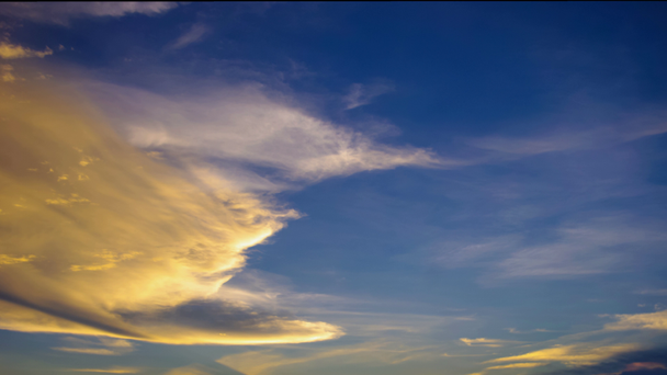 4 k time-lapse van wolken met blauwe lucht - Video