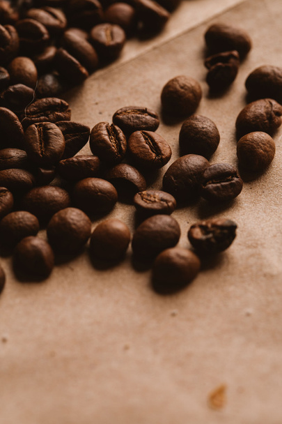 granos de café oscuro primer plano sobre papel ligero
 - Foto, imagen