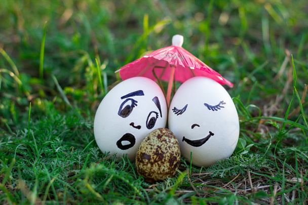 Забавні яйця, що імітують білу матір і тата з різнокольоровими б
 - Фото, зображення