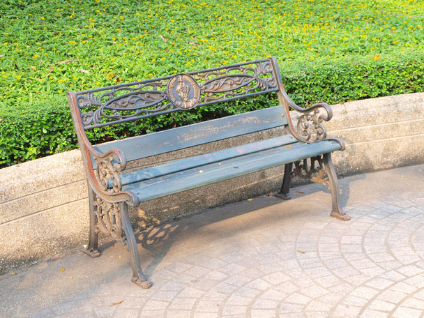 A városi parkban található padok - Fotó, kép