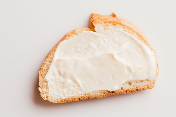 Kanapka z kremowym serem zbliżenie na jasnym tle - Zdjęcie, obraz