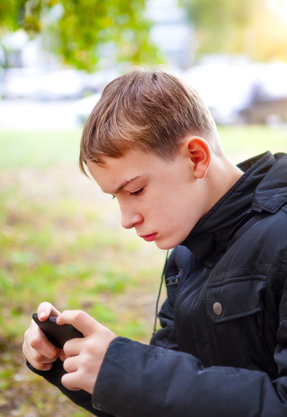 Teenager with Cellphone - Foto, Bild