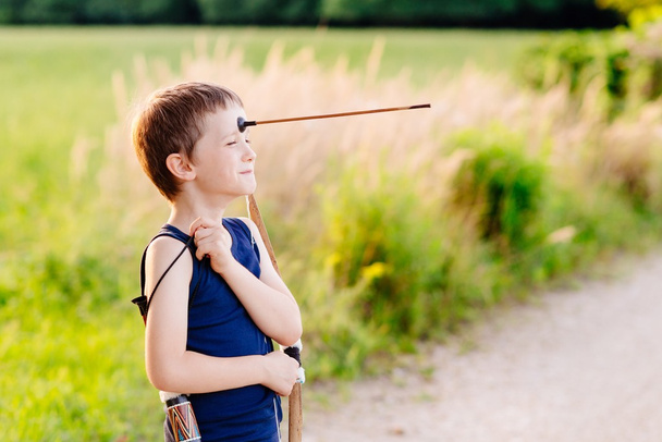Junge spielt mit Pfeil und Bogen - Foto, Bild