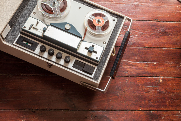 Старый магнитофон на деревянном фоне
 - Фото, изображение