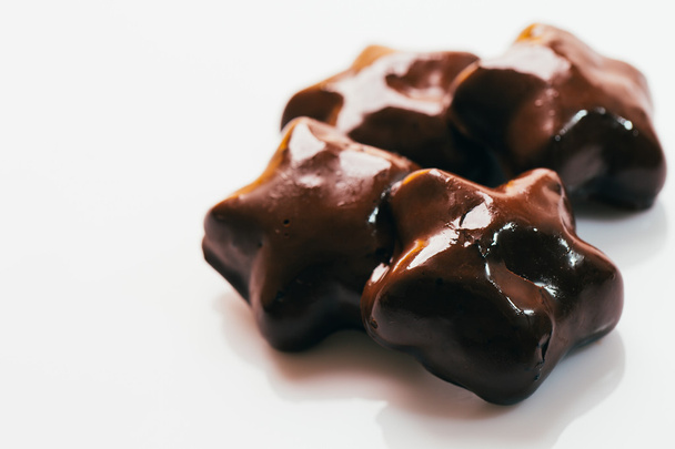 шоколадные пряники в форме звезды на белом фоне
 - Фото, изображение