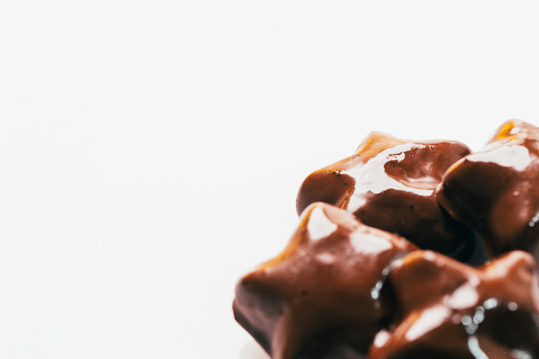 шоколадные пряники в форме звезды на белом фоне
 - Фото, изображение