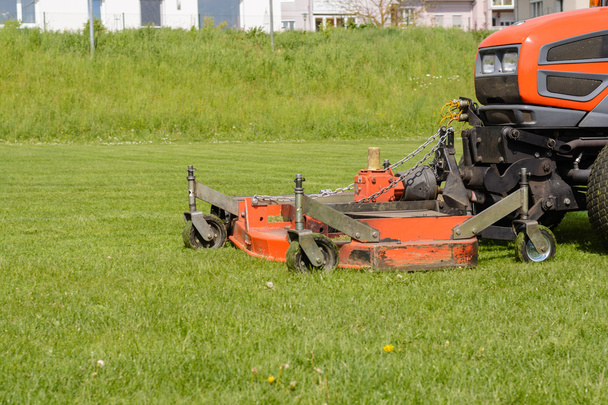 Стрижка трави з трактором для газону
 - Фото, зображення