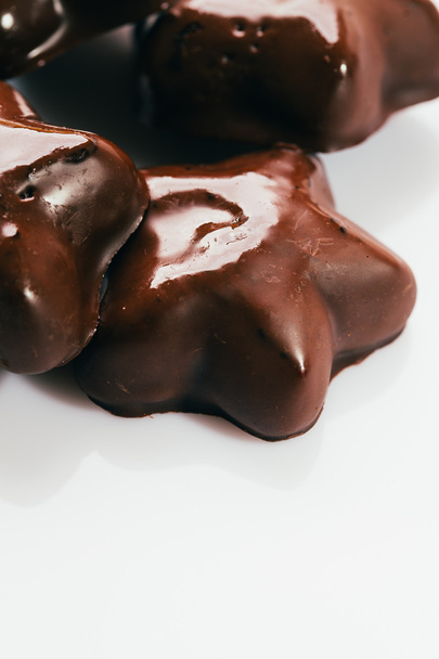 Piernik czekoladowy w kształcie gwiazdy na białym tle - Zdjęcie, obraz