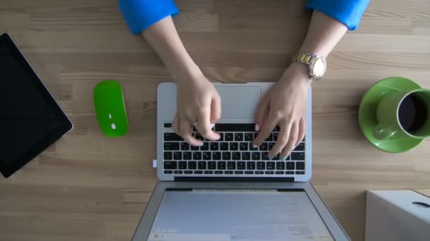 Mãos de mulher escrevendo no computador portátil
 - Filmagem, Vídeo