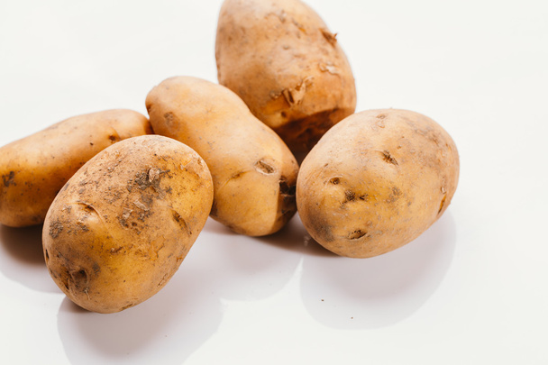 frische rohe Kartoffeln auf weißem Hintergrund - Foto, Bild