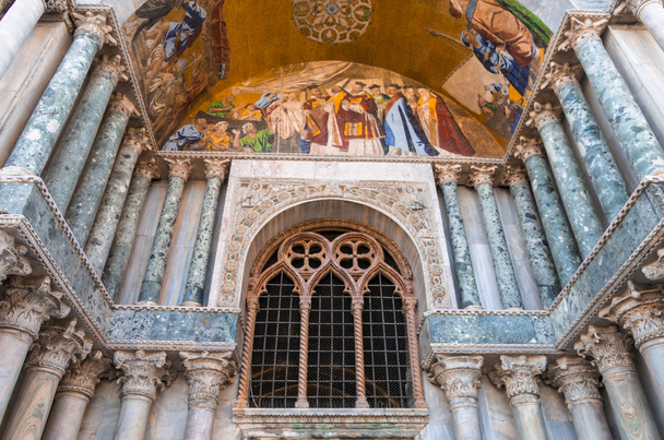Detalle de la catedral de San Marcos
 - Foto, Imagen