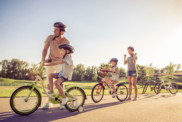 Familie auf Fahrrädern - Foto, Bild