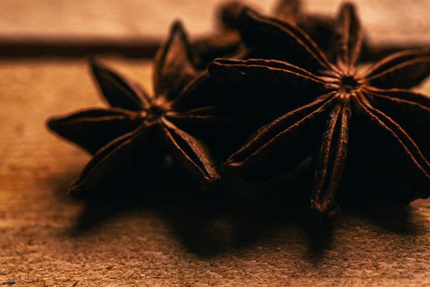 yıldız anason baharat bütün ahşap arka plan üzerinde - Fotoğraf, Görsel