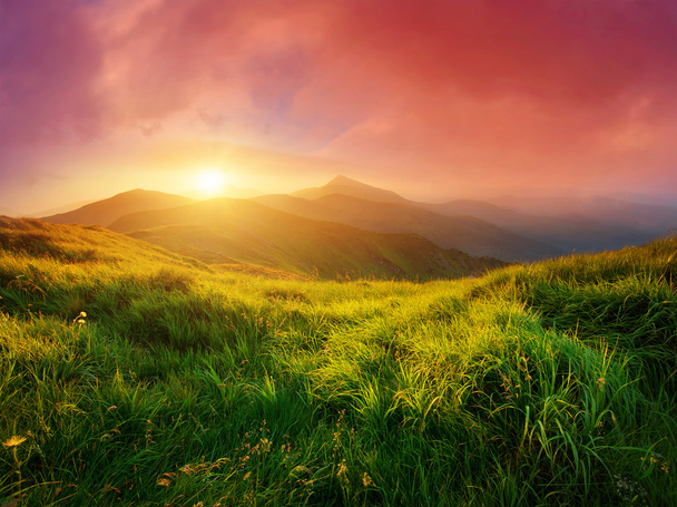 Vallée de montagne au lever du soleil
 - Photo, image