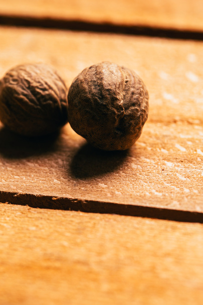 muskottipähkinä mauste kokonaisena puupohjalla
 - Valokuva, kuva