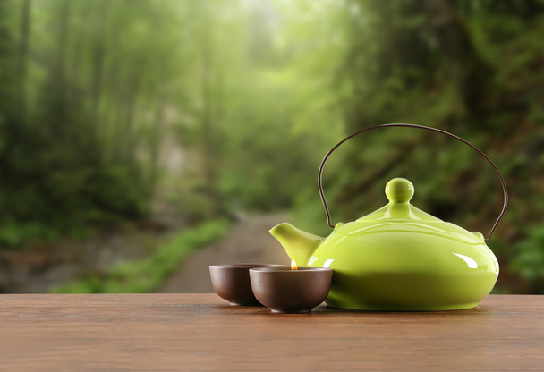 чайный сервиз на деревянном столе  - Фото, изображение