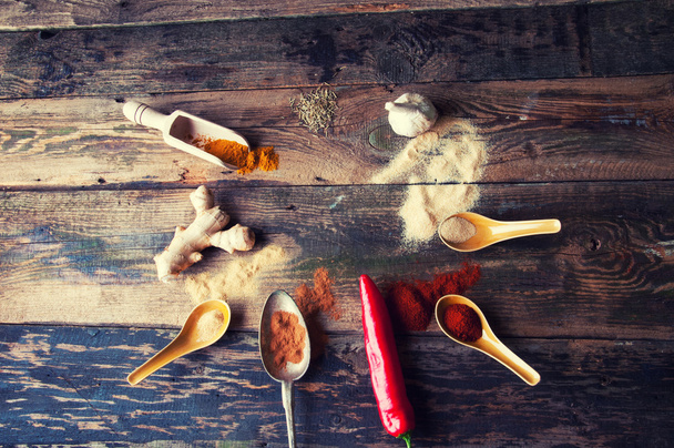 Πολύχρωμα αρωματικά μπαχαρικά στην παλιά ρουστίκ κουζίνα - Φωτογραφία, εικόνα