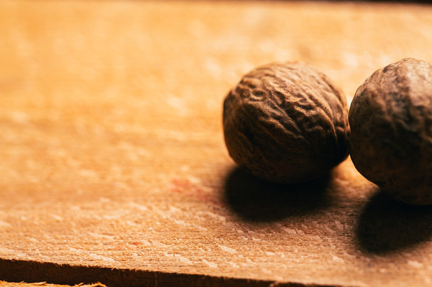 muskottipähkinä mauste kokonaisena puupohjalla
 - Valokuva, kuva