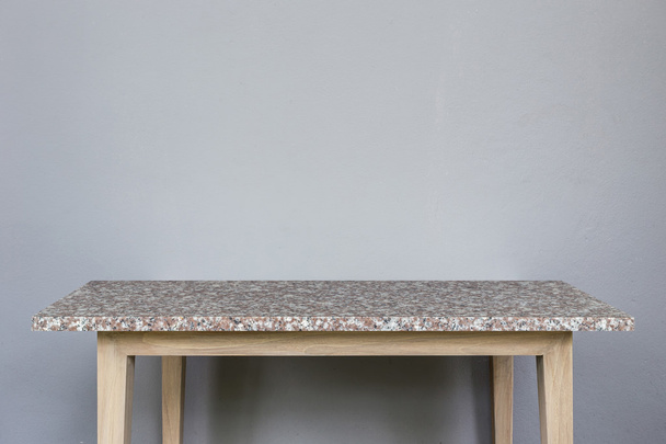Plateau vide de table en pierre naturelle et fond mural gris
 - Photo, image
