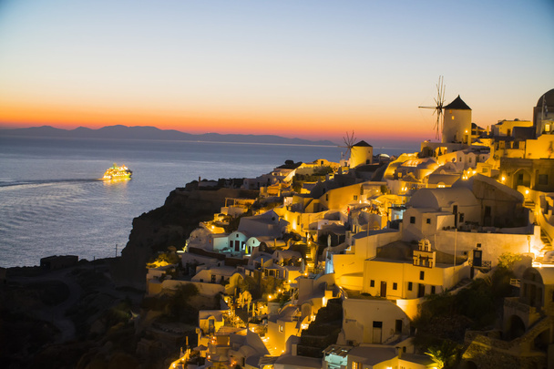 Santorini Yunanistan, deniz, günbatımı güzel gecede, beyaz Yunan akşam evler. - Fotoğraf, Görsel