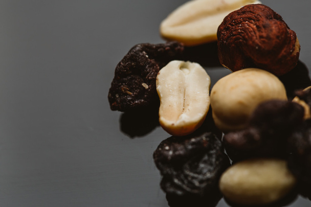 směs ořechů a sušeného ovoce na tmavém pozadí - Fotografie, Obrázek