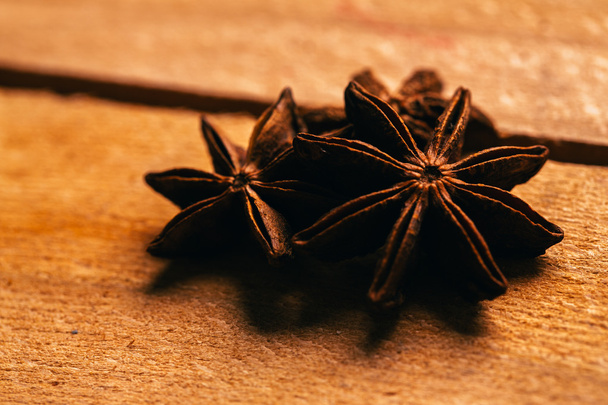 зірка аніс спеція ціла на дерев'яному фоні
 - Фото, зображення