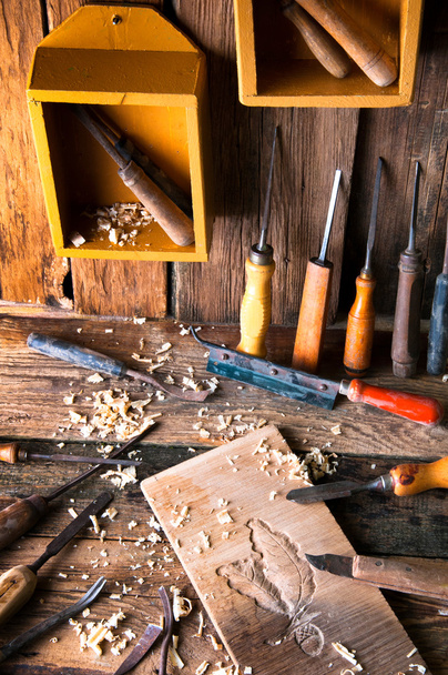 Cincel y pieza de madera tallada en carpintería tradicional
 - Foto, imagen