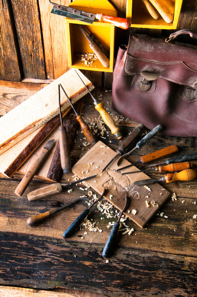 Cincel y pieza de madera tallada en carpintería tradicional
 - Foto, imagen