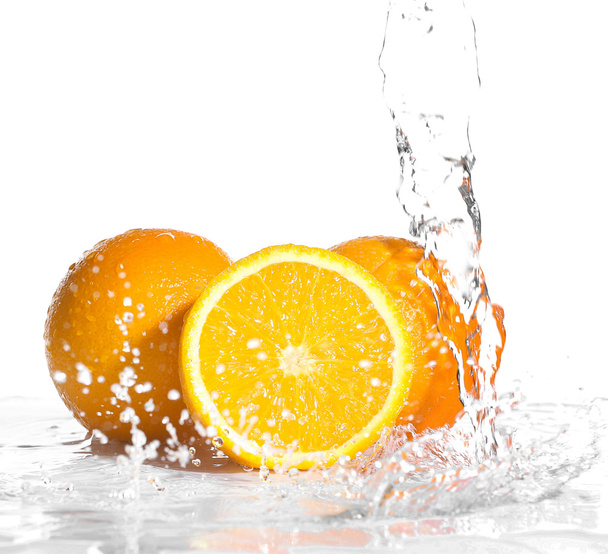 Tuoreet appelsiinit vedessä
 - Valokuva, kuva