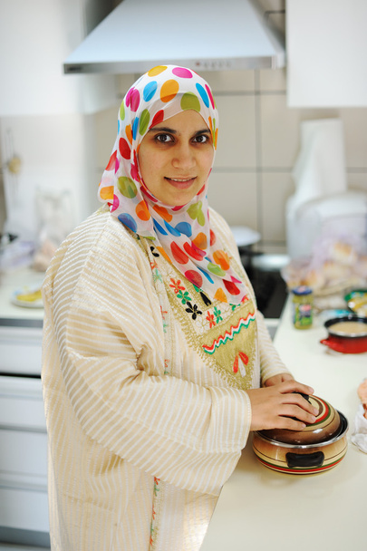 Beautiful muslim woman standing in kitchen - Fotoğraf, Görsel