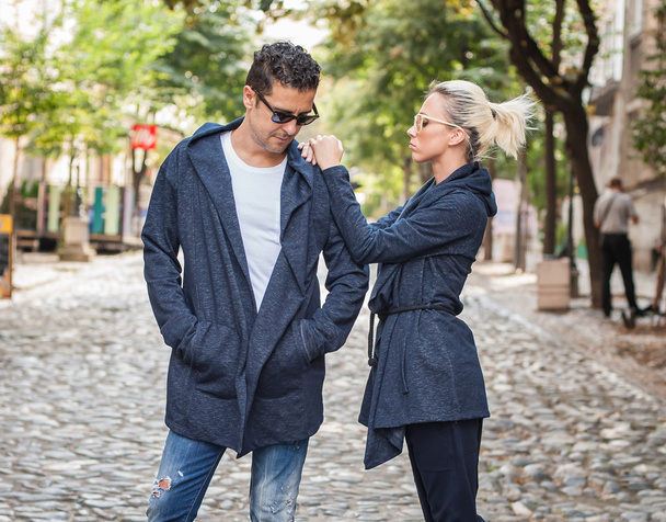 Blonde woman and handsome man posing on the street - Foto, afbeelding