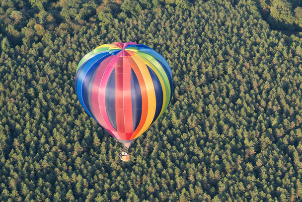αερόστατο ζεστού αέρα πετώντας πάνω από το δάσος - Φωτογραφία, εικόνα