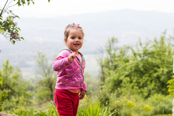 幸せな小さな女の子屋外のポートレート - 写真・画像