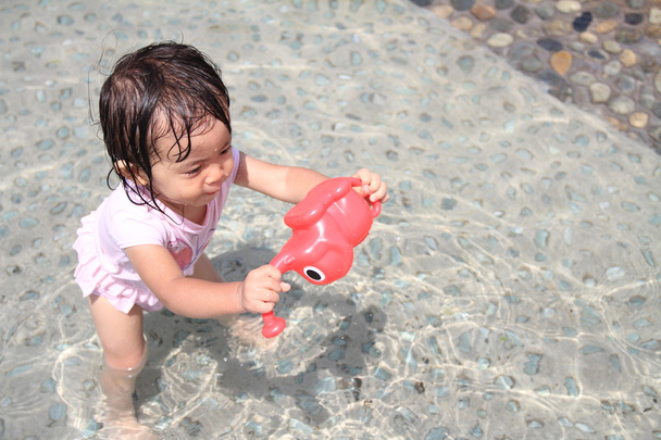 Japoński dziewczyna bawi się wody z podlewania garnek (1 rok życia) - Zdjęcie, obraz