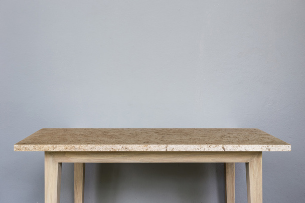 Пустой верх из натурального камня стол и серый фон стены
 - Фото, изображение