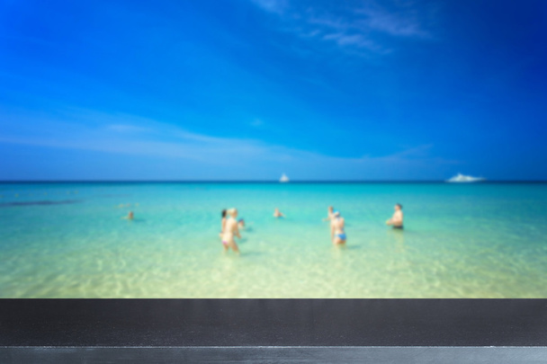 Lege boven aan natuurlijke stenen tafel en uitzicht op tropisch strand - Foto, afbeelding
