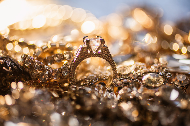 Achtergrond van kostbare luxe van gouden en zilveren sieraden. - Foto, afbeelding
